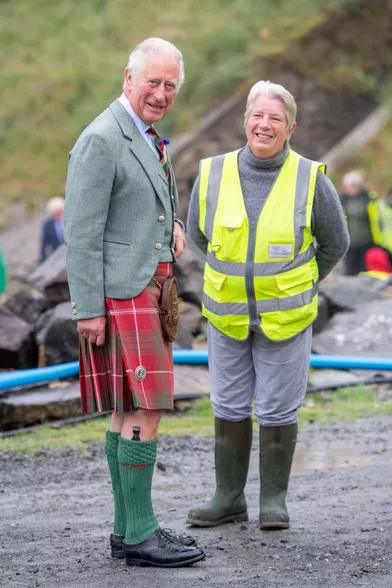 Le prince Charles le 29 juillet 2021 en visite sur la plage deScrabsteren Ecosse.