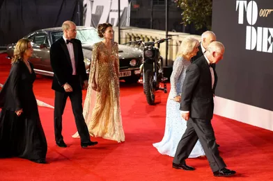 William, Kate, Charles et Camilla arrivent à la première de &quot;James Bond&quot; à Londres.