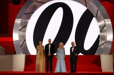 William, Kate, Charles et Camilla à la première de &quot;James Bond&quot; à Londres.