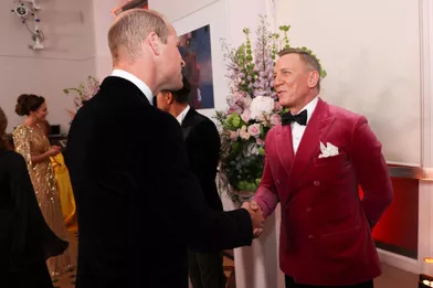 Le prince William salue Daniel Craig, héros du film.
