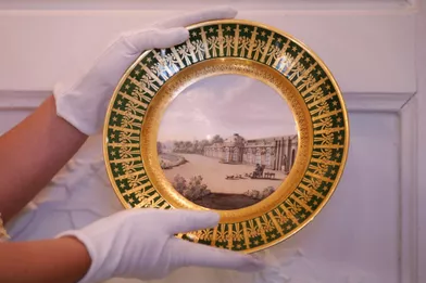 L'assiette à dessert utilisée parl'empereur Napoléon Ier à Sainte-Hélène, en vente chez Osenat à Fontainebleau mercredi 5 mai 2021