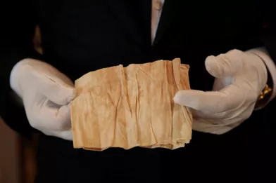 Bandelette de tissu tachée du sang del'empereur Napoléon Ier pendant son autopsie à Sainte-Hélène, en vente chez Osenat à Fontainebleau mercredi 5 mai 2021