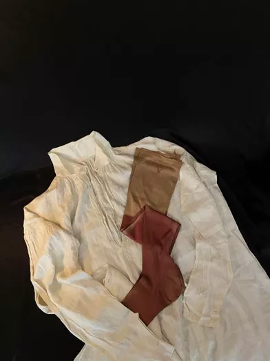 La chemise et des bas rouges del'empereur Napoléon Ier à Sainte-Hélène, en vente chez Osenat à Fontainebleau mercredi 5 mai 2021