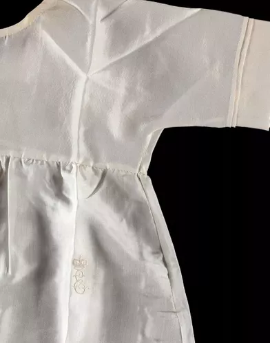 Détail : sous-robe de la robe de baptême du Prince impérial. Lot n°115 de la vente du 11 décembre 2020 de la Maison de vente Beaussant Lefèvre. Estimation: 300 à 400 €