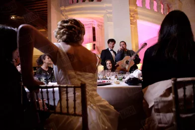 Francis Lalanne improvise un tango a cappella devant la mariée...
