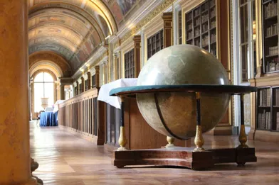 Globe terrestre de Napoléon Ier, dans la galerie de Diane du château de Fontainebleau, avant restauration