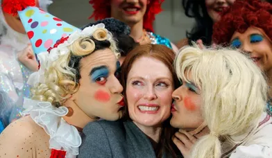 Julianne Moore reçoit un baiser de Brandon Ortiz (à gauche) et d'Aseem Shukla, deux membres de la troupe Hasty Pudding Theatricals, à l’université d’Harvard. L’actrice a été nommée Femme de l’année par la compagnie théâtrale réputée pour ses comédies musicales burlesques.
