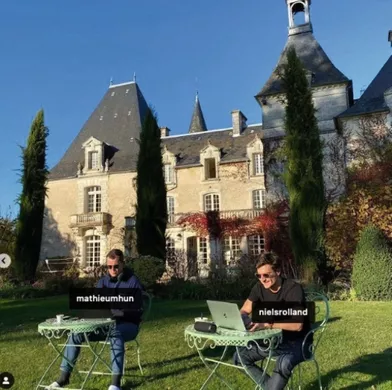 Paatch Cadre de travail idyllique pour ces coworkers installés dans le jardin du château Le Mas de Montet, en Dordogne.