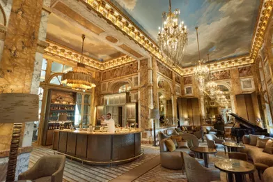 Le bar Les Ambassadeurs, imaginé par Chahan Minassian dans l’ancienne salle de restaurant. Sous la direction du chef Jean-François Piège, avec ses 3-étoiles, il fut l’une des tables les prestigieuses de Paris.