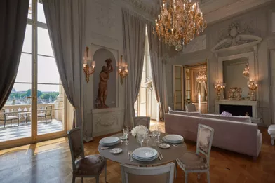 Le Salon Marie-Antoinette, réinterprété tout en délicatesse et féminité par Aline Asmar d'Amman.