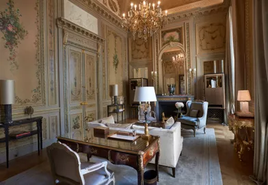 La suite Duc de Crillon aux boiseries peintes aux 18e siècle entièrement restaurées par les artisans d'art et décorée par Aline Asmar d'Amman, avec un mélange de mobiliers d'époque conservés et de design contemporain. 