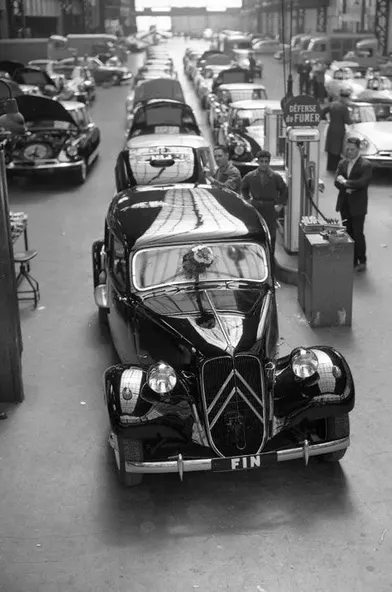 La dernière Traction Avant est produite le 25 juillet 1957. Le concessionnaire Citroën de Saint-Malo est venu en prendre livraison.