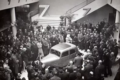 La Traction Avant est dévoilée à Amsterdam le 25 mai 1934, dans le magasin d'exposition. Le nom officiel de la nouvelle Citroën est 7A. Mais la presse et les amateurs d'automobiles la rebaptisent rapidement Traction Avant, car c'est bien ce qui distingue cette voiture révolutionnaire : les roues avant sont motrices et directrices.