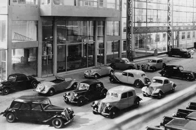 Née en 1934, la Traction Avant est toujours l'un des modèles les plus emblématiques de Citroën. A l'occasion de ses 80 ans, la marque aux Chevrons retrace l'aventure de cette auto révolutionnaire, dont la carrière a duré 23 ans.Conçue en un an par André Citroën et André Lefebvre, la Traction Avant est fabriquée par l'usine du quai de Javel, à Paris, entièrement aménagée pour accueillir la production du modèle phare. Elle sera aussi fabriquée à Slough, en Angleterre, à Forest, en Belgique et à Cologne en Allemagne.