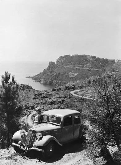 A l'été 1934, la Traction Avant 7S sillonne la Corse pour un calendrier qui paraîtra l'année suivante.