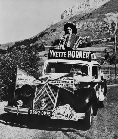 En 1954 et 1955, l'accordéoniste Yvette Horner avait «sa» Traction pour suivre la caravane du Tour de France.