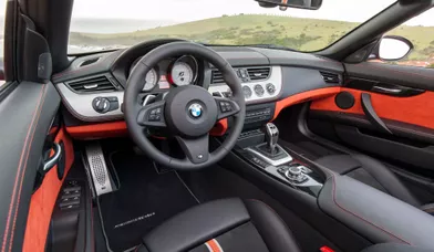 La réputation de sérieux de BMW en matière de présentation n'a pas empêché le constructeur de s'éloigner de l'esthétique austère qui prévaut à bord de ses berlines pour ce Z4. En option, un pack permet même de choisir l'extravagance, avec une association d'orange et de noir.