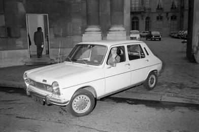 Novembre 1974. Le premier ministre de Valéry Giscard d'Estaing s'appelle Jacques Chirac. Jacques, Bernadette et leurs deux filles, Laurence et Claude, s'installent à Matignon. Bernadette conduit sa voiture, une Simca 1100.