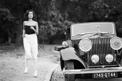 A Boulogne-Billancourt, le 27 septembre 1976, Bianca Jagger est de passage dans la capitale. Sa Rolls est garée sur la chaussée.
