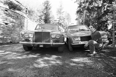 En octobre 1977, en Suisse, chez lui à Genève, Charles Aznavour présente ses deux automobiles: une Rolls pour sortir en famille et une Peugeot &quot;de service&quot;. 