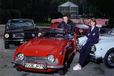 La nostalgie des sixties en 1986 avec des décapotables de légende : de gauche à droite, la Ford Mustang, la Triumph Tr4, où a pris place Dick Rivers, l'Alfa Romeo Giulietta sur laquelle est assise Françoise Hardy. Derrière, la Renault Floride et la Ford Thunderbird.