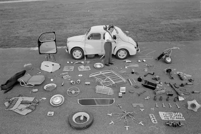 Octobre 1955: Pour le salon de l'auto, Fernand Raynaud présente les 70 accessoires homologués par la Régie Renault qui peuvent faire d'une 4 CV Affaires une voiture de grand luxe.