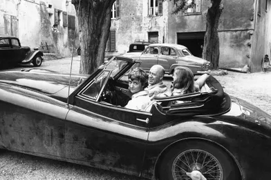 Françoise Sagan au volant de sa Jaguar avec le réalisateur Otto Preminger à Saint-Tropez en 1956.