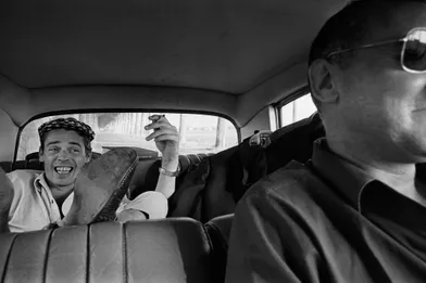 1966: Jacques Brel, en voiture avec chauffeur, se rend à l' Olympia où il va donner sa dernière série de récitals à Paris. 