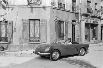 Septembre 1961. L'acteur pose au volant d'une Renault Alpine 5 CV moteur Gordini.
