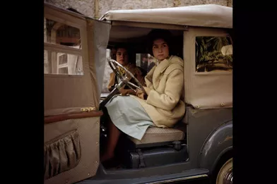 Sophie de Grèce assise au volant d'une voiture tout terrain, en compagnie de sa soeur la princesse Irène en 1961.