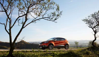 Renault promet que le Captur sera vendu avec des motorisations essence et diesel sobres. On peut imaginer que le nouveau trois-cylindres essence inauguré sur la Clio sera au catalogue. Le constructeur assure qu'une version émettant seulement 96 g de CO2 par km sera disponible.