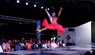 Le danseur Kriston Trim effectue une performance lors du dernier jour de la &quot;Fashion Week&quot; de l’île de Tobago.