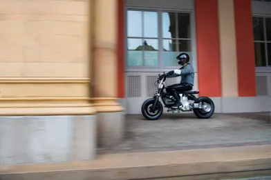Le deux-roues électrique «Concept CE 02» de BMW.