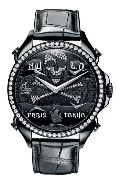 Sur fond de cadran noir serti de diamants blancs, cette montre affiche l’heure dans cinq fuseaux horaires. Boîte en acier PVD noir, lunette sertie de diamants. 13 500 €. JACOB &amp; CO GENÈVE