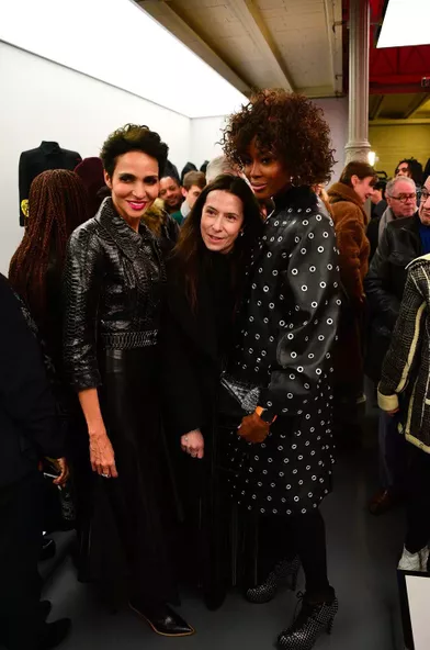 Farida Khelfa et Naomi Campbellà l'exposition consacrée aux créations d'Azzedine Alaïa, à Paris, le 20 janvier 2019.