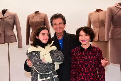 Jack Lang, avec son épouse Monique et leur petite-fille Annaà l'exposition consacrée aux créations d'Azzedine Alaïa, à Paris, le 20 janvier 2019.
