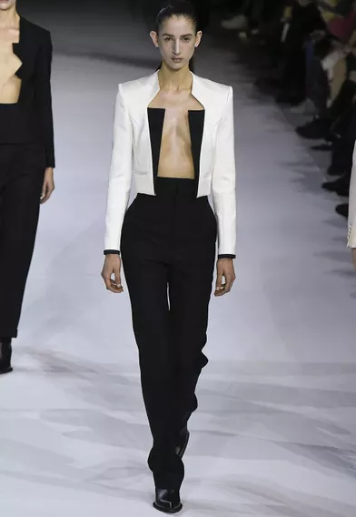 Haider Ackermann a présenté sa dernière collection de prêt-à-porter automne-hiver pour sa marque éponyme auThéâtre National de Chaillot à Paris le 29 février 2020.