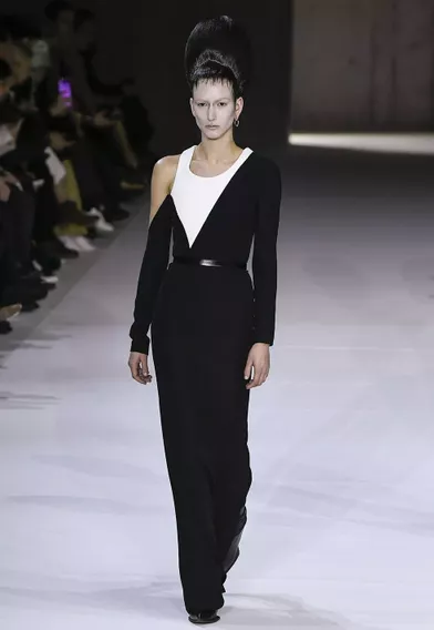 Haider Ackermann a présenté sa dernière collection de prêt-à-porter automne-hiver pour sa marque éponyme auThéâtre National de Chaillot à Paris le 29 février 2020.