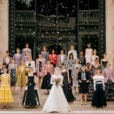 Pluie de confettis dans la cour d’honneur du musée de la Mode, au palais Galliera. Dans le rôle de la mariée, l’actrice Margaret Qualley. En rouge, Virginie Viard, directrice artistique de Chanel.