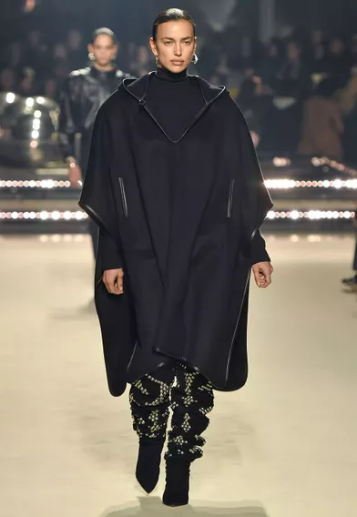 Irina Shayk défile pour la dernière collection de prêt-à-porter automne-hiver 2020-2021 d'Isabel Marant au Palais-Royal de Paris le 27 février 2020.