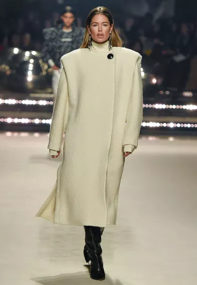 Doutzen Kroes défile pour la dernière collection de prêt-à-porter automne-hiver 2020-2021 d'Isabel Marant au Palais-Royal de Paris le 27 février 2020.