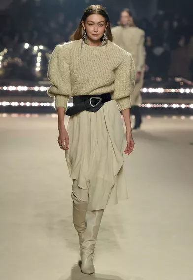 Gigi Hadid défile pour la dernière collection de prêt-à-porter automne-hiver 2020-2021 d'Isabel Marant au Palais-Royal de Paris le 27 février 2020.