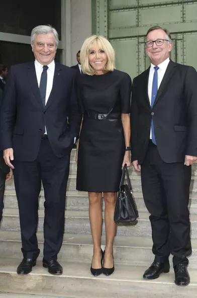 Brigitte Macron, entre Sidney Toledano, P-DG de LVMH Fashion Group (à g.), et Bruno Pavlovsky, président des activités mode de Chanel.