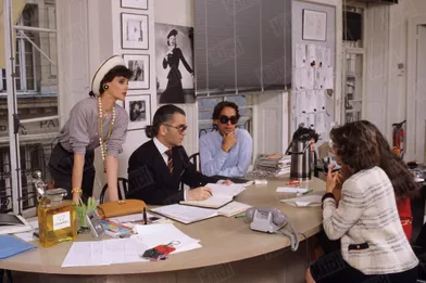 Karl Lagerfeld avec Inès de la Fressange dans les ateliers de la maison Chanel, avec qui elle vient de signer un contrat d'exclusivité de 7 ans,en juillet 1984.
