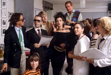 Karl Lagerfeld avec Inès de la Fressange dans les ateliers de la maison Chanel, avec qui elle vient de signer un contrat d'exclusivité de 7 ans,en juillet 1984.