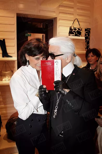 Karl Lagerfeld et Inès de la Fressange, la complicité retrouvée,au cocktail de présentation du livre du mannequin, &quot;La Parisienne&quot; (éd. Flammarion), le 21 octobre 2010 à Paris.