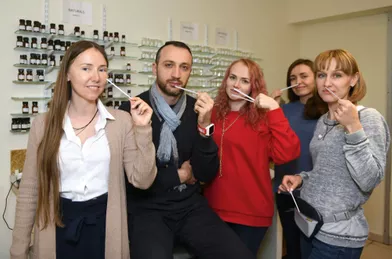 Des étudiants Russes apprennent les bases de la parfumerie au Grasse Institute of Perfumery le 22 mai 2019. De nombreux étudiants étrangers du monde entier viennent à l’école grassoise pour parfaire leur formation.