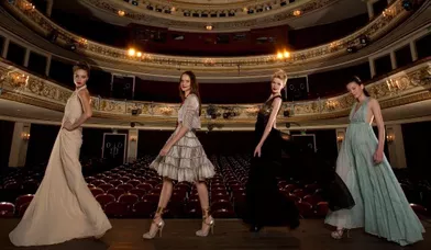  Sur la scène du théâtre Marigny, de g. à dr. : une robe longue Dior, une création arachréenne d¹Alaïa, un fourreau très soir de chez Dior, et les jeux de transparence d¹une robe de princesse Gaultier.Maquillage Delphine Sicard et Dior.
