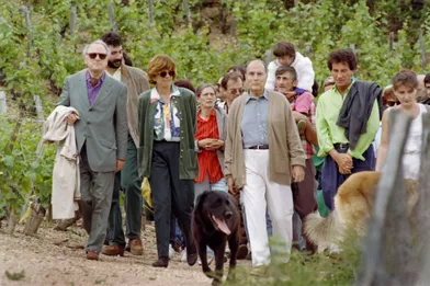 Le président François Mitterrand, ici en mai 1993, est accompagné de Jack Lang et Pierre Bergé, lors de sa traditionnelle ascension de la Roche de Solutré.