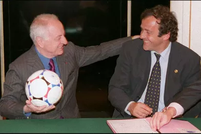 Pierre Bergé ici en 1997 avec Michel Platini,en marge de l'organisation de la Coupe du monde de football 98.